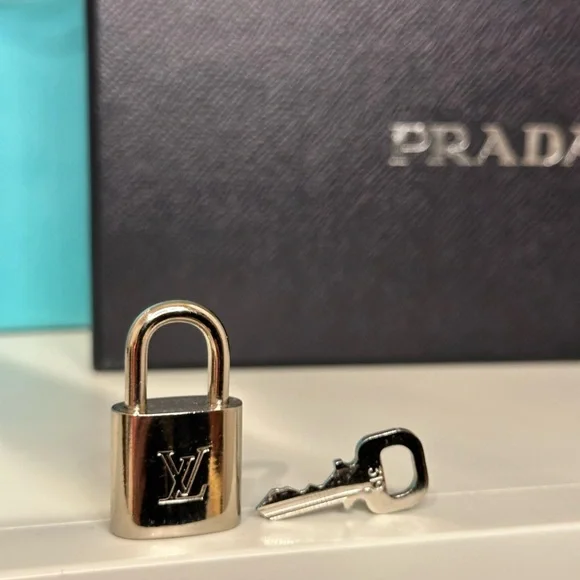 Louis Vuitton Silver Lock and Key 319 - Picture 2 of 9